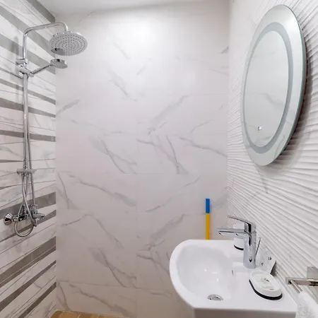 1-bedroom With Free Private Parking